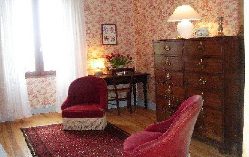 Chambre framboise, 2 fauteuils, commode
