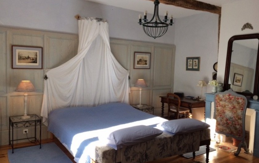 Location de vacances - Maison - Villa à Mirannes - Chambre Bleu, lits jumeaux 90x2m, armoire. Salle de bain privée avec baignoire