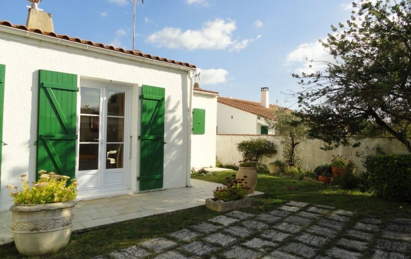 Location de vacances - Villa à Sainte-Marie-de-Ré - jardin devant maison