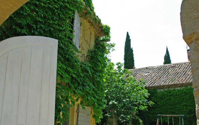 Location de vacances - Gîte à Lirac - Entrée du mas