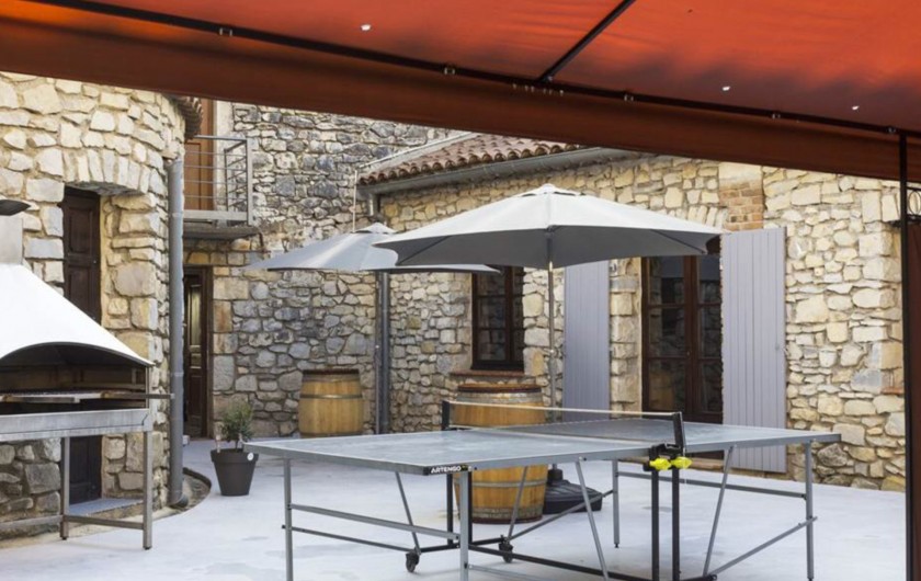 Location de vacances - Gîte à Seynes - PATIO avec barbecue et table de ping pong