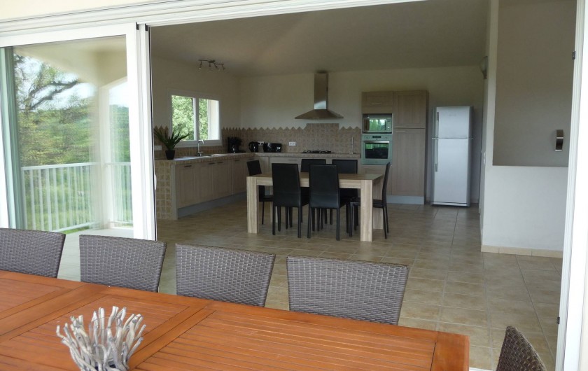 Location de vacances - Villa à Sainte-Lucie de Porto-Vecchio - TERRASSE / CUISINE