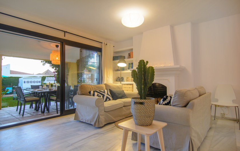 Location de vacances - Villa à Marbella - Cheminée à bois dans un coin salon accueillant