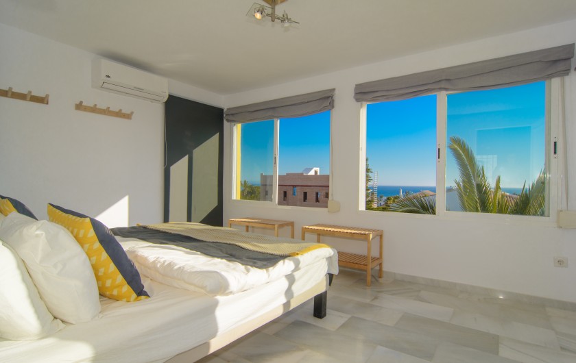 Location de vacances - Villa à Marbella - Chambre à coucher principale avec vue panoramique sur la mer