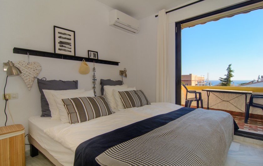 Location de vacances - Villa à Marbella - Vue sur la mer depuis le balcon de la chambre d'amis