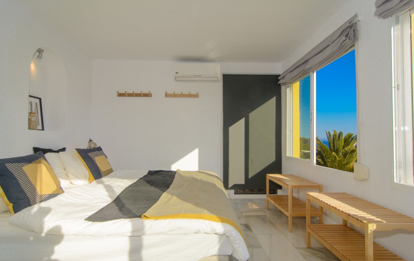 Location de vacances - Villa à Marbella - Deux lits simples dans la chambre principale avec vue sur la mer
