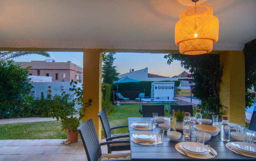 Location de vacances - Villa à Marbella - Salle à manger avec table pour 8 personnes sur la terrasse