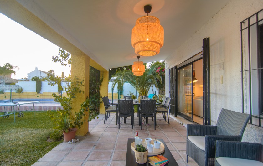 Location de vacances - Villa à Marbella - Terrasse avec coin salon et salle à manger, vue sur la piscine