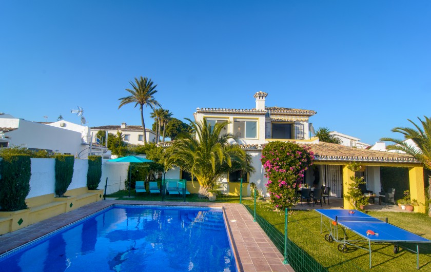 Location de vacances - Villa à Marbella - Piscine et table de ping-pong dans le jardin verdoyant