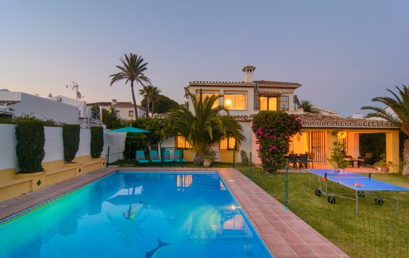 Location de vacances - Villa à Marbella - Végétation exotique et herbe fraîchement coupée dans le jardin