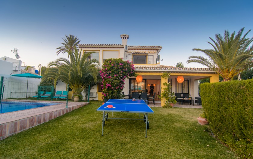 Location de vacances - Villa à Marbella - Table de ping-pong au milieu du jardin près de la piscine