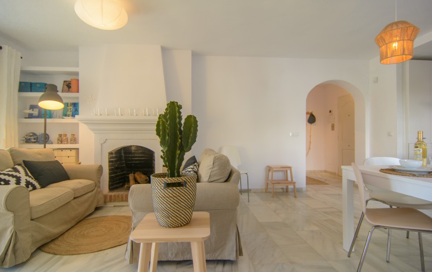 Location de vacances - Villa à Marbella - Salon avec canapés et cheminée près de la terrasse.