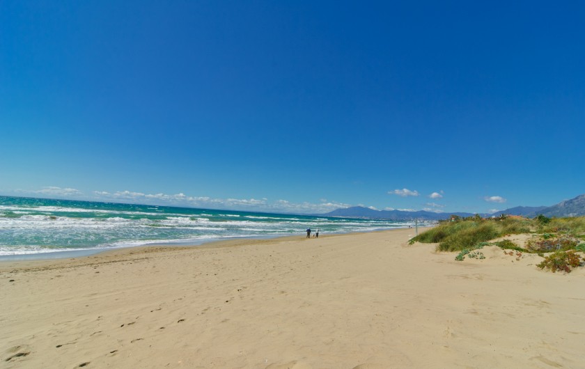 Location de vacances - Villa à Marbella - Plage de sable fin de Playa el Alicate, à 370 m de distance.