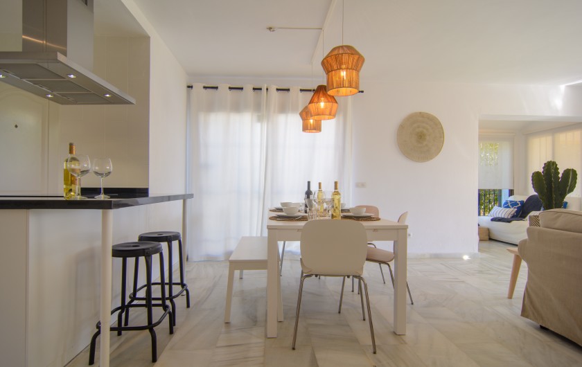 Location de vacances - Villa à Marbella - Table à manger avec fauteuils et bar avec tabourets