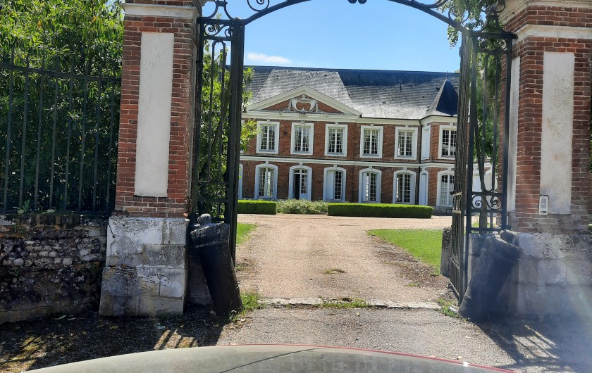 Location de vacances - Château - Manoir à Mesnil-Verclives - l entrée depuis le portail