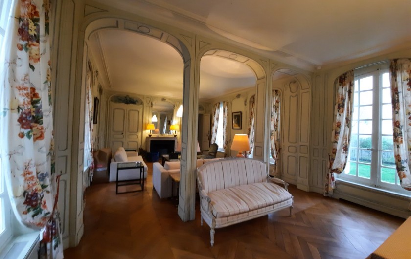 Location de vacances - Château - Manoir à Mesnil-Verclives - le salon vers la cheminée