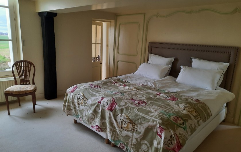 Location de vacances - Château - Manoir à Mesnil-Verclives - une chambre avec petit espace bebe à coté et salle de bain