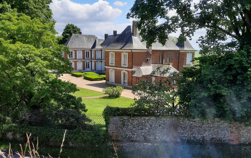 Location de vacances - Château - Manoir à Mesnil-Verclives - la vue depuis le village