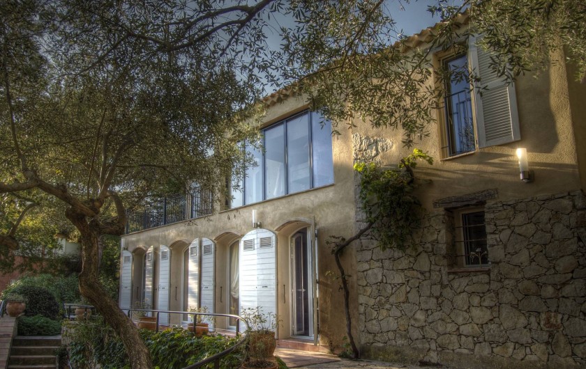 Location de vacances - Appartement à Sète - La façade coté parc et port avec les chambres qui ouvrent sur la terrasse.