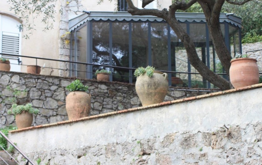 Location de vacances - Appartement à Sète - La salle à manger des hôtes vue du jardin