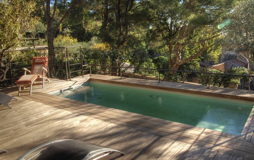 Location de vacances - Appartement à Sète - La piscine avec vue sur le parc et l'école des Beaux Arts.