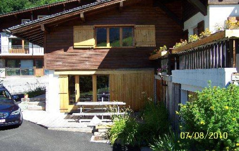 Location de vacances - Chalet à Le Grand-Bornand - Coté sud avec vue sur fenêtre chambre enfants et terrasse de,25 m2