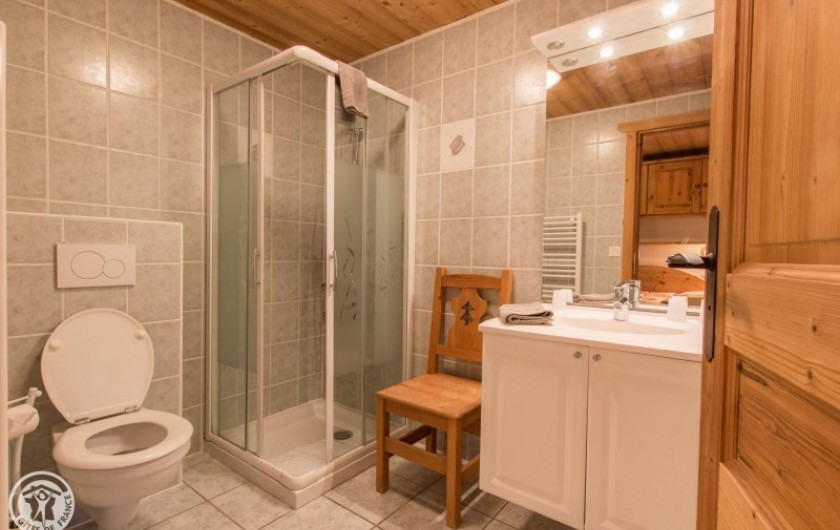 Location de vacances - Chalet à Châtel - salle de douche en suite de la chambre 4