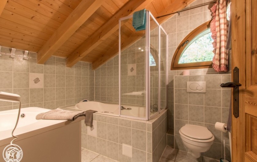 Location de vacances - Chalet à Châtel - salle de bain de la chambre et chambron en suite 6