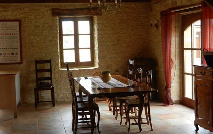 Location de vacances - Gîte à Dégagnac - Salle à Manger, regroupée avec cuisine et salon pour former une pièce de 80m2