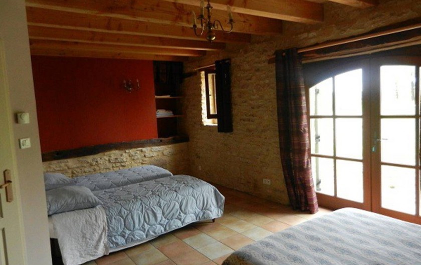 Location de vacances - Gîte à Dégagnac - Chambre au rèz de chaussée  avec un grand lit et deux petits lits