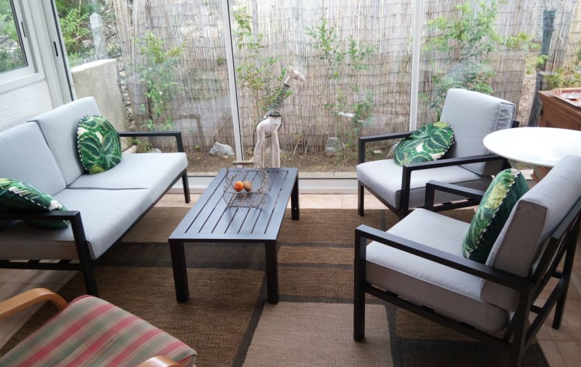 Location de vacances - Villa à Gruissan Plage - petit salon véranda pour lire ou prendre le café ou l'apéritif