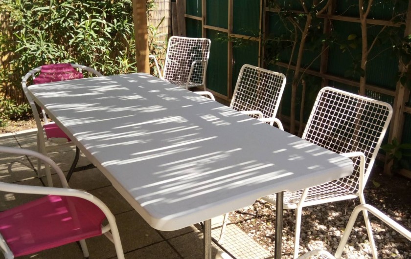 Location de vacances - Villa à Gruissan Plage - coin repas dans le jardin