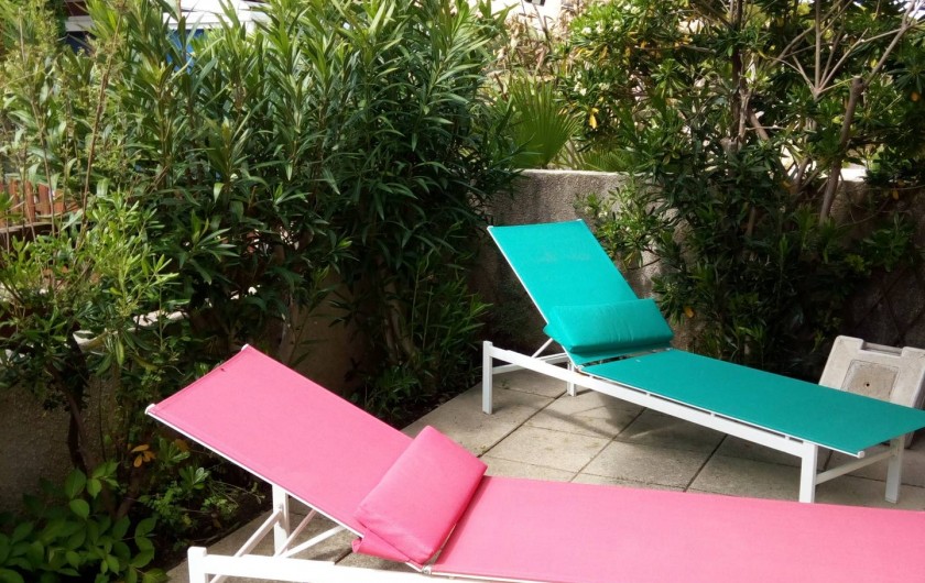 Location de vacances - Villa à Gruissan Plage - coin relax dans le jardin