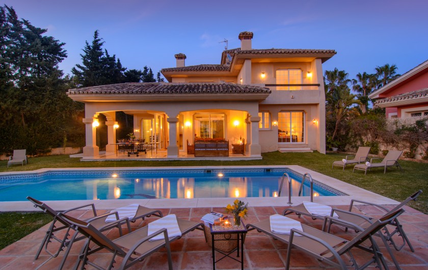 Location de vacances - Chalet à Marbella - Villa orientée sud avec piscine et grand jardin