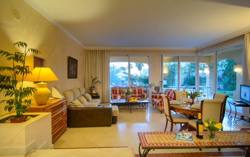 Location de vacances - Chalet à Marbella - Grand espace de vie avec canapés autour d'une table basse