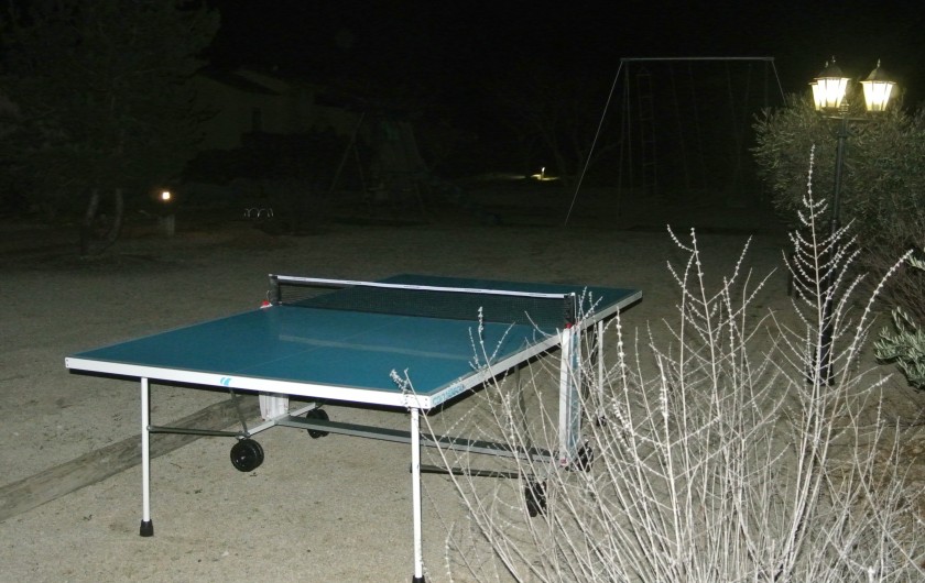 Location de vacances - Gîte à Fontvieille - air de jeux : table de ping pong, balançoire et terrain de pétanqe