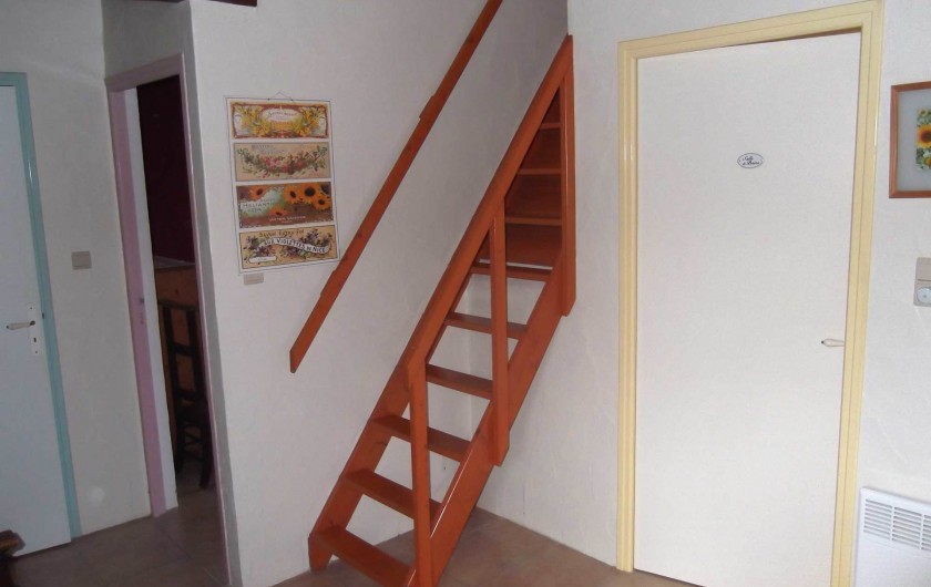 Location de vacances - Maison - Villa à Lauzerte - Escalier au chambre mezzanin
