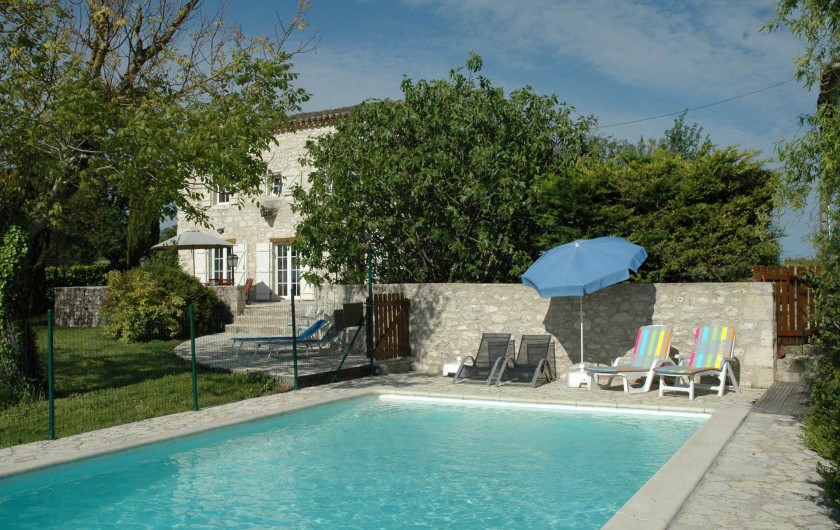 Location de vacances - Maison - Villa à Lauzerte - Piscine cloturée avec chaises longues et parasols
