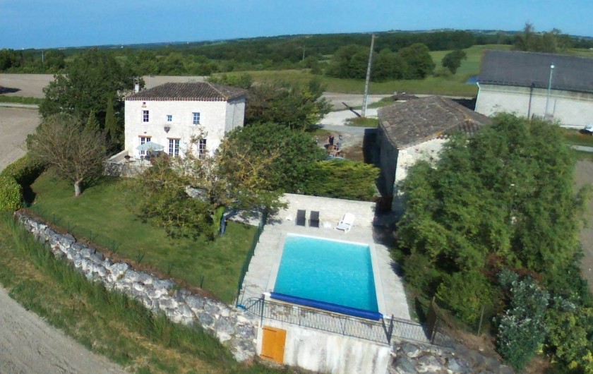 Location de vacances - Maison - Villa à Lauzerte - vue aerienne - Grange a droite