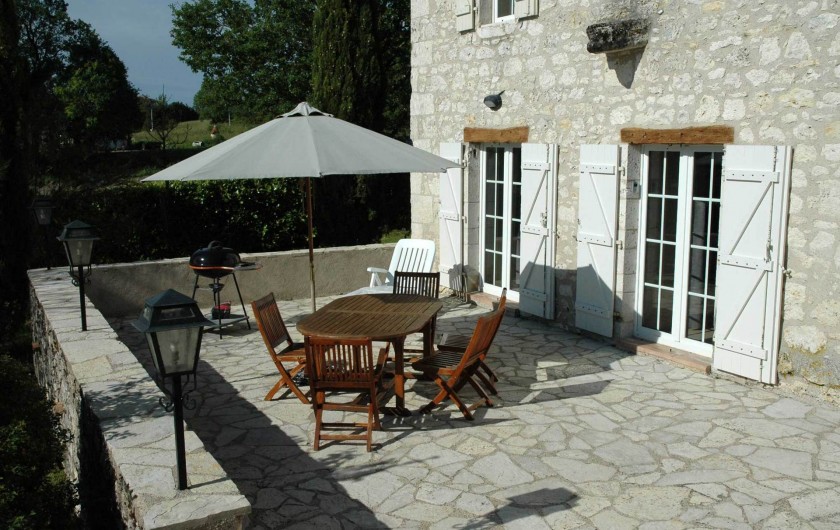 Location de vacances - Maison - Villa à Lauzerte - Terrasse avec mobiliers et barbecue
