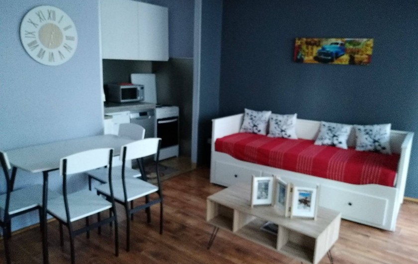 Location de vacances - Appartement à Briançon - Vue ensemble banquette lit et cuisine ouverte
