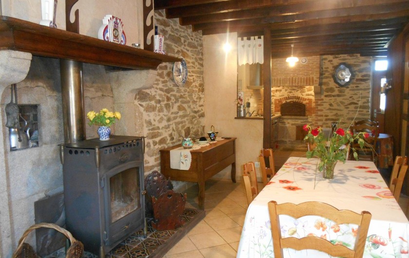 Location de vacances - Maison - Villa à Nouzerolles - salle à manger et cuisine attenante dans le fond; feu au bois Godin