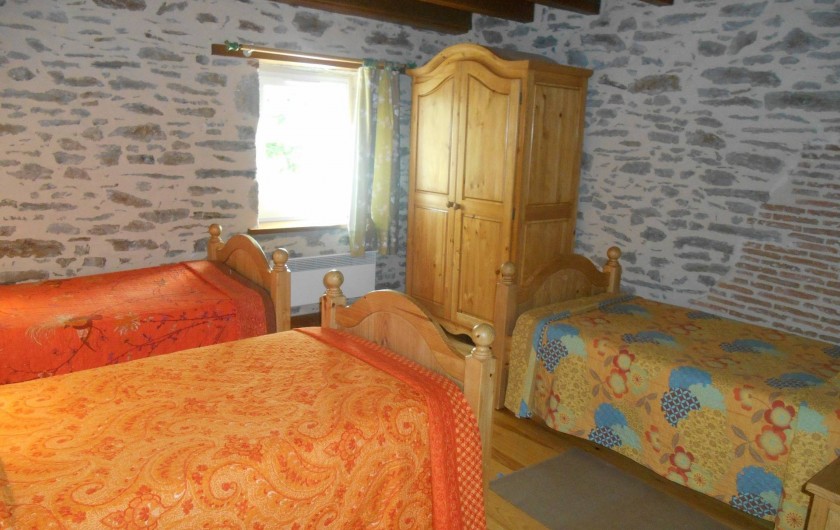 Location de vacances - Maison - Villa à Nouzerolles - chambre : 3 lits simples * 90/190 bon couchage adulte/enfant