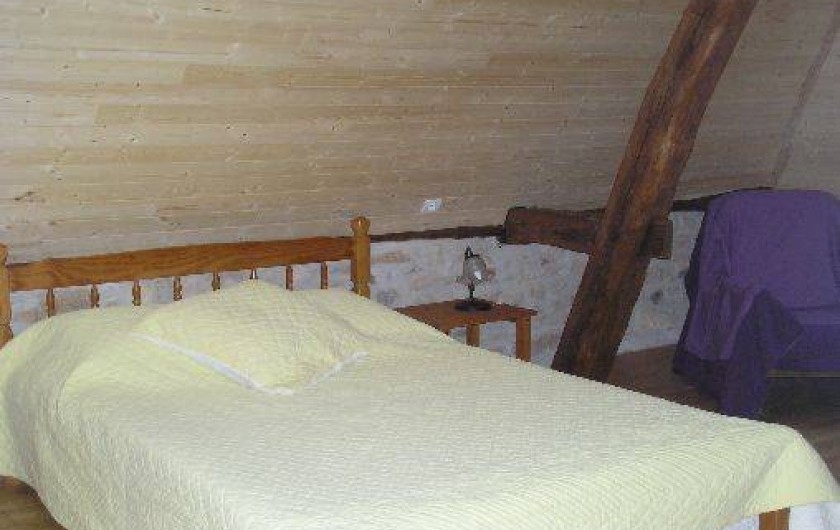 Location de vacances - Gîte à Saint-Chamassy - chambre double du haut