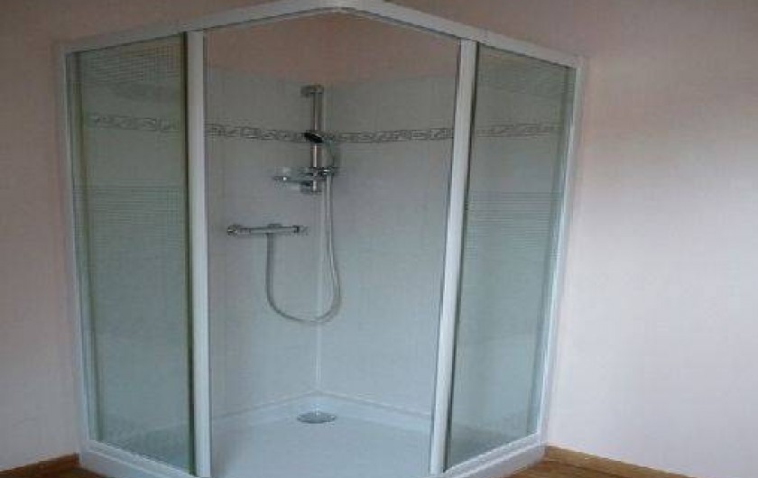 Location de vacances - Gîte à Saint-Chamassy - salle de bain du haut 