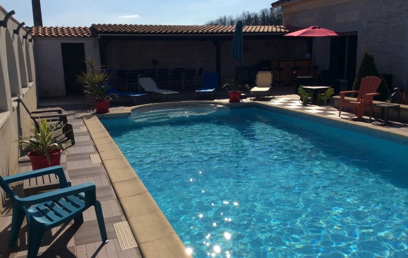 Location de vacances - Villa à Nantille - piscine + préau coin repas