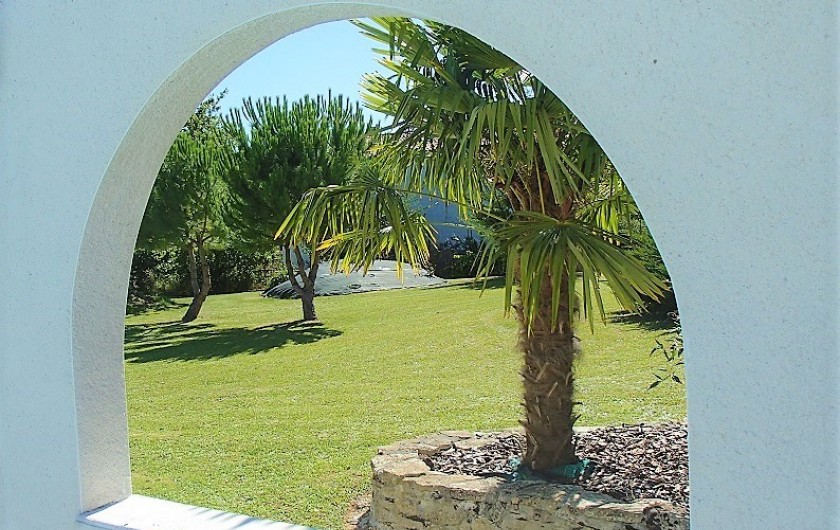 Location de vacances - Villa à Nantille - jardin vu de la piscine