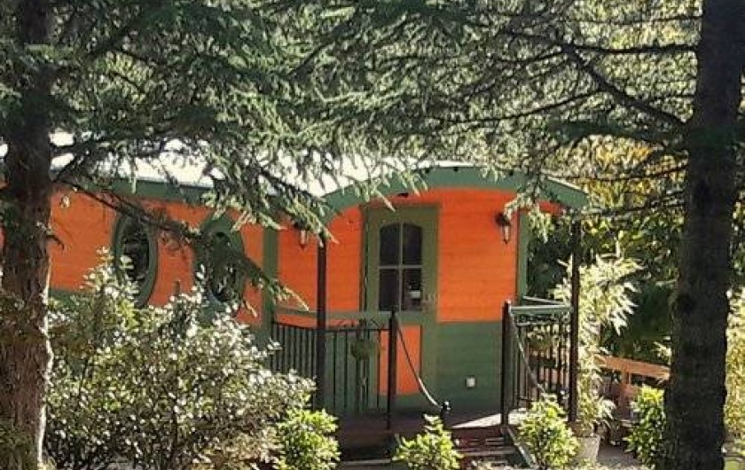 Location de vacances - Yourte à Barjac - Roulotte en bois de 20 m² avec immense terrasse pour 2 à 4 pers