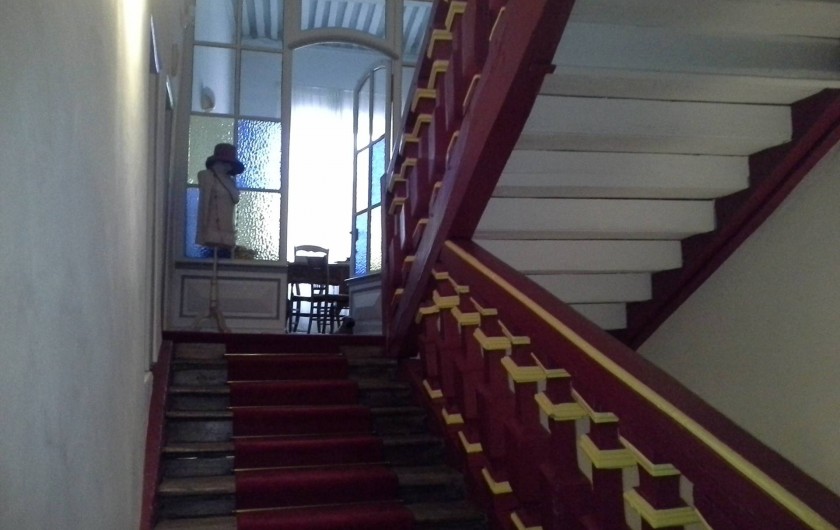 Notre bel escalier aux balustres rouges et jaunes.