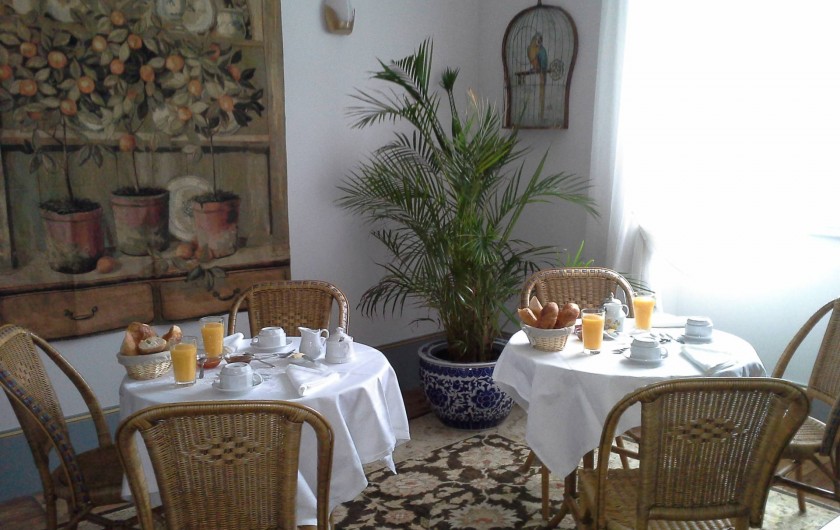 Location de vacances - Chambre d'hôtes à Saint-Trivier-de-Courtes - La salle "dés Potron-minet" où sont servis les petits déjeuners le matin.